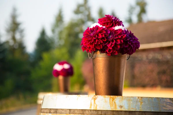 Rödbruna blommor bukett mittpunkten — Stockfoto