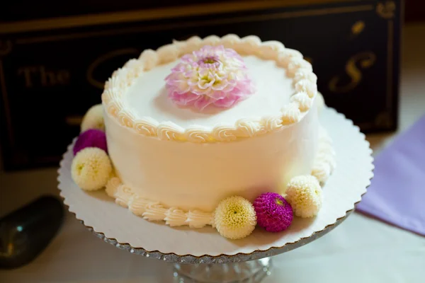 Білий весільний торт на підставці — стокове фото