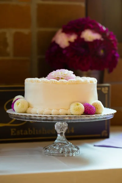 Bolo de casamento branco em pé — Fotografia de Stock