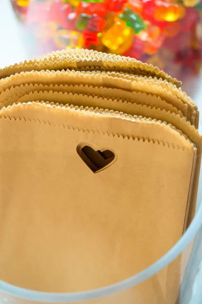 Sacos de papel marrom coração — Fotografia de Stock