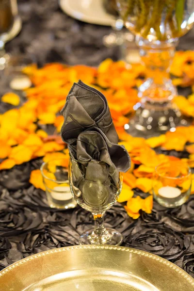 Bruiloft receptie wijn glas en Servet — Stockfoto