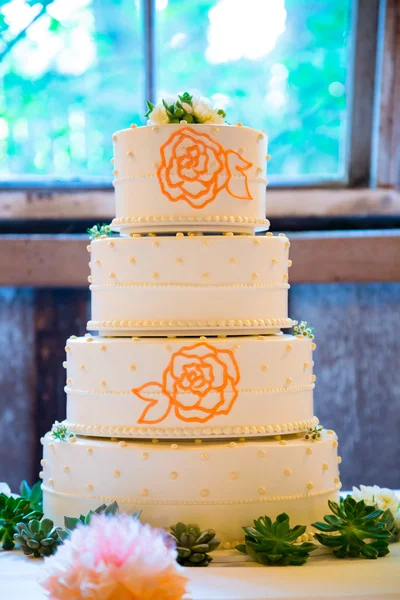 Bolo de casamento alto na recepção — Fotografia de Stock