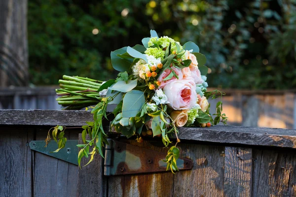 Ramo de novia de flores de boda y madera —  Fotos de Stock