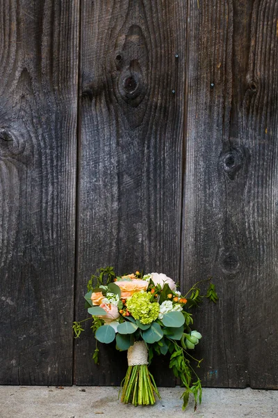 Gelin buket düğün çiçekleri ve ahşap — Stok fotoğraf