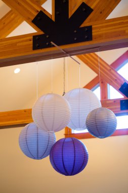 Gri ve mor kağıt fenerler