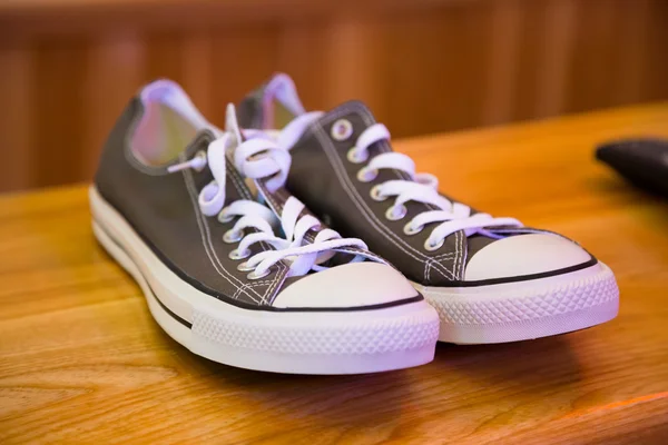 Cinza Converse Estilo Sapatos — Fotografia de Stock