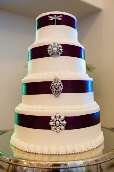 Tall Wedding Cake With Brooches — Stock Photo, Image