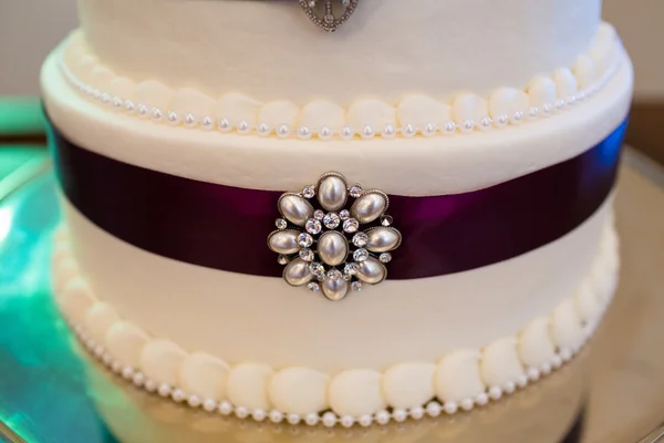 Tall Wedding Cake With Brooches — Stock Photo, Image