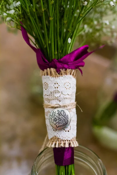 Bröllop blommor med brosch — Stockfoto