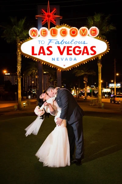Bruid en bruidegom in Las Vegas op het teken — Stockfoto