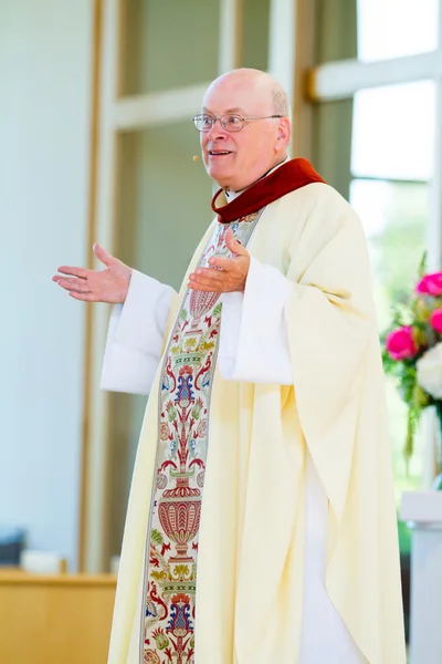 Katholischer Priester im Pfarrhaus — Stockfoto