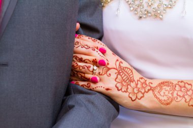 Kına dövme ve smokin içinde damat ile gelin