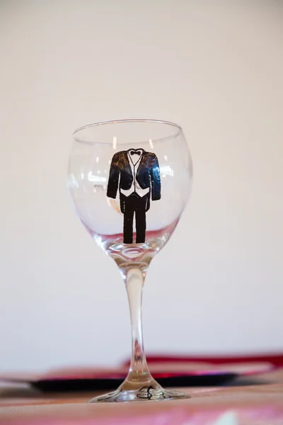 新郎タキシードとワインのグラス — ストック写真