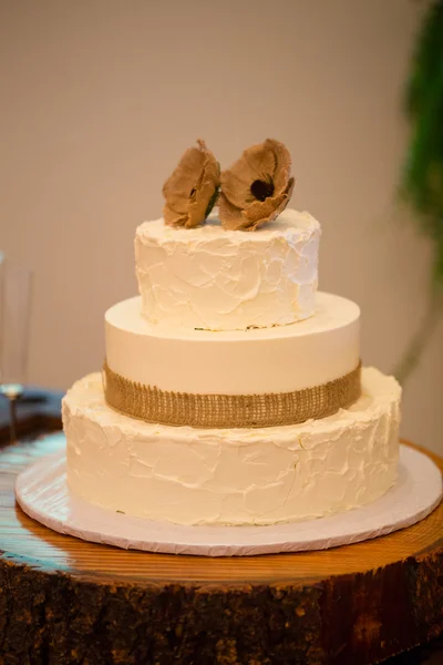 Bolo de casamento de noiva e noivo em madeira — Fotografia de Stock