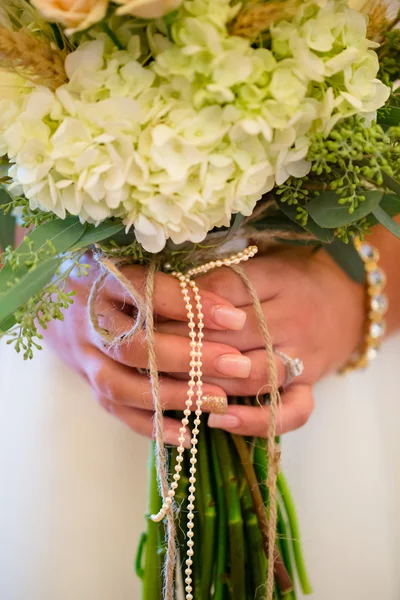 Braut hält Blumenstrauß in der Hand — Stockfoto
