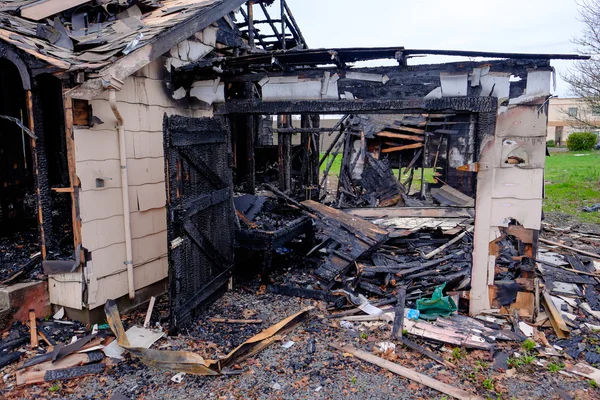 Une maison incendiée dans un incendie majeur — Photo