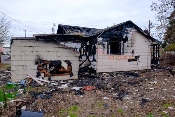 Casa quemada en un incendio mayor —  Fotos de Stock