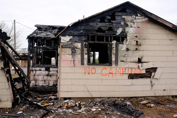 Casa quemada en un incendio mayor —  Fotos de Stock