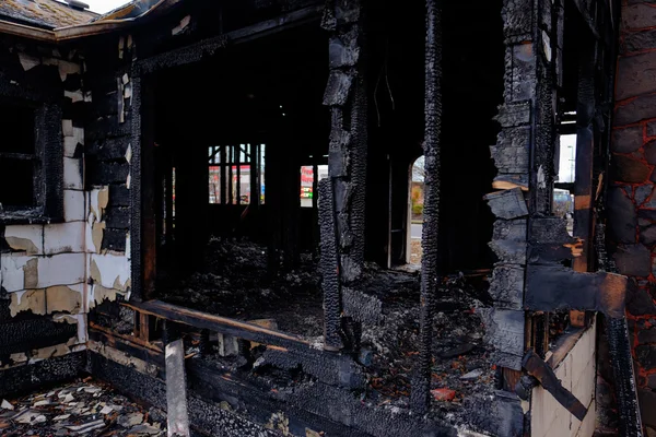 Дом сгорел во время крупного пожара — стоковое фото