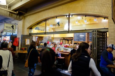 Cowgirl süthane feribot binası içinde