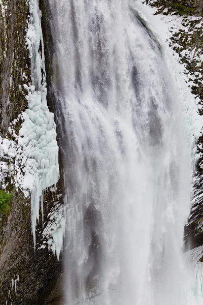 Salzbach fällt im Winter — Stockfoto