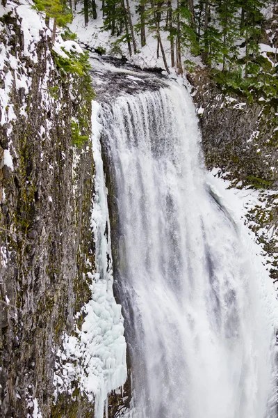 Salzbach fällt im Winter — Stockfoto