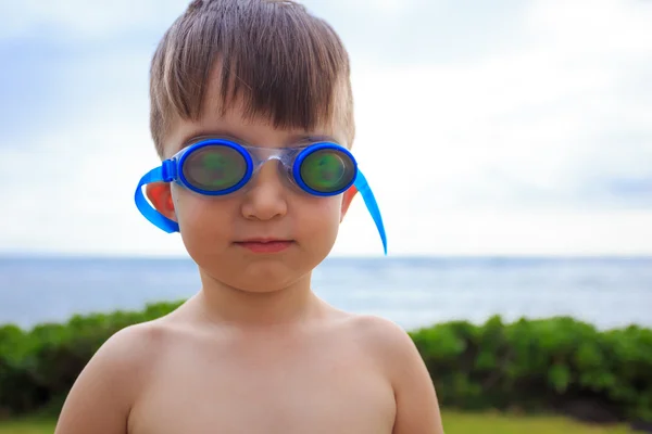 Jeune nageur avec des lunettes sur la tête — Photo
