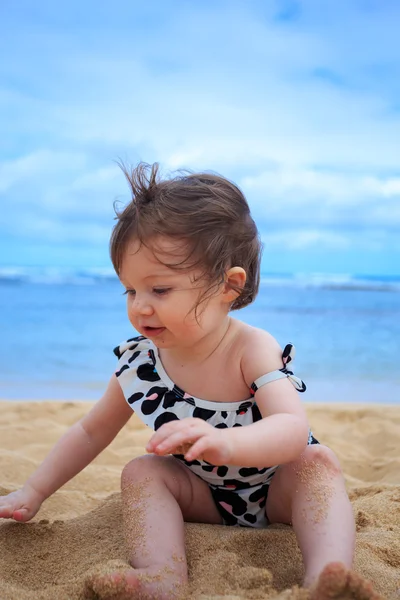 Um ano de idade menina jogando na areia — Fotografia de Stock