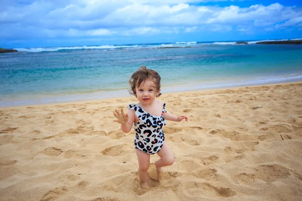 Une fille d'un an jouant au sable — Photo