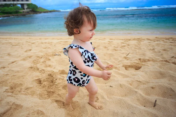 Um ano de idade menina jogando na areia — Fotografia de Stock