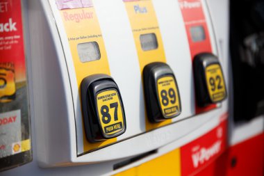 Gaz pompası oktan düğmeleri istasyonu