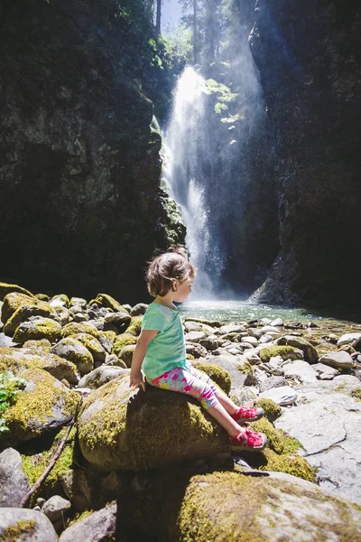 Retrato de uma Criança por Cachoeira — Fotografia de Stock