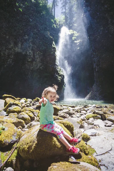 Portrait d'un jeune enfant par cascade — Photo