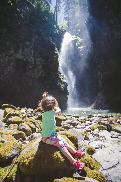 Retrato de uma Criança por Cachoeira — Fotografia de Stock