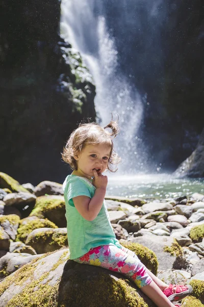 Portrait d'un jeune enfant par cascade — Photo