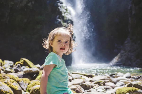 Porträt eines kleinen Kindes am Wasserfall — Stockfoto