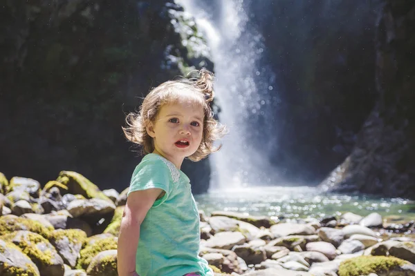 Portrait d'un jeune enfant par cascade — Photo