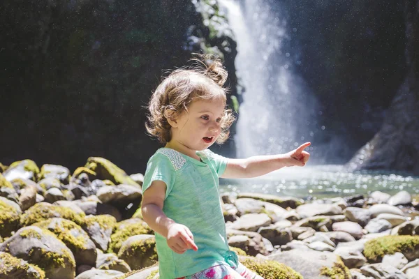 Portrait d'un jeune enfant par cascade — Photo