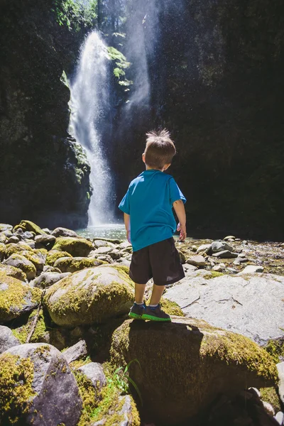 Menino em Pinard Falls em Oregon — Fotografia de Stock