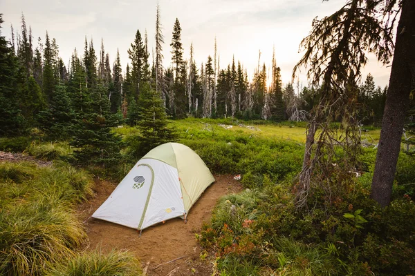 Montanha Hardware mochila tenda Camping — Fotografia de Stock