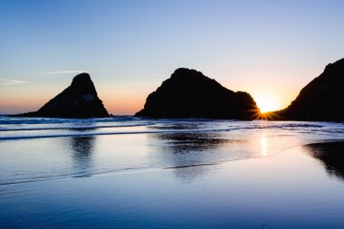 Gün batımında Heceta baş Beach Oregon kıyılarında