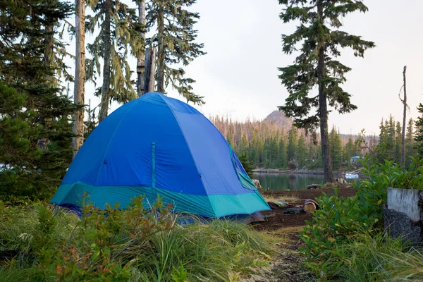 Blaues Zelt auf dem großen See-Campingplatz — Stockfoto
