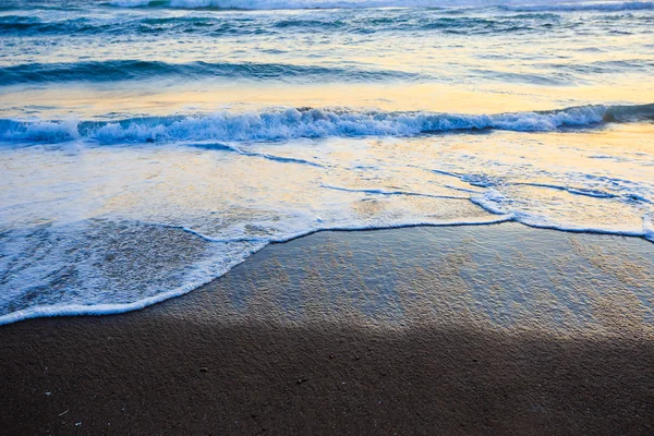 Olas estrellándose en la playa — Foto de Stock