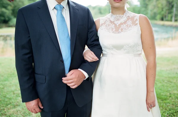 Brudparet tillsammans på bröllopsdagen — Stockfoto