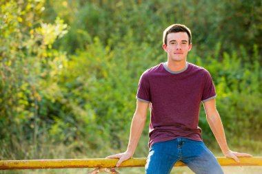 Lise kıdemli portresi genç adam