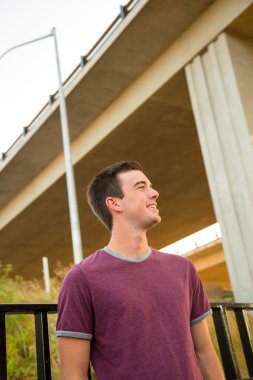 Lise kıdemli portresi genç adam