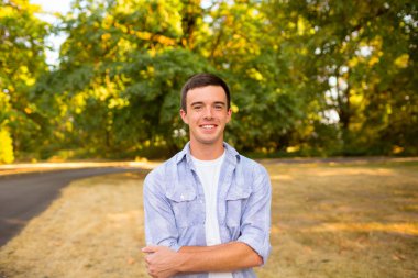 Lise kıdemli portresi genç adam