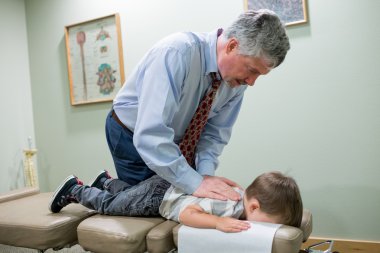 Chiropractor çocuk Office ayarlama