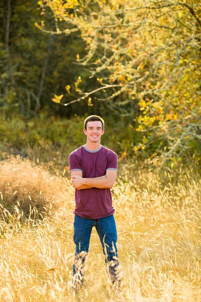 Jonge Man Middelbare School Senior portret — Stockfoto