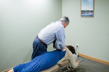 Chiropractor yetişkin kadın ofiste ayarlama